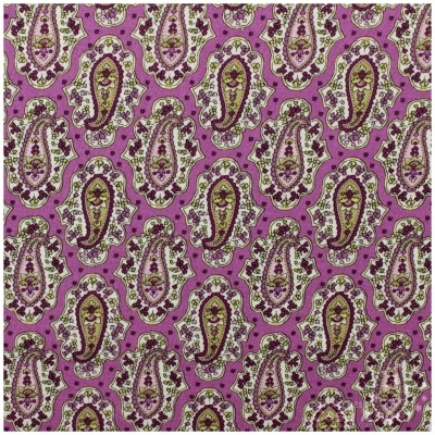 tecido com padrão paisley em fundo rosa e cores amarelo, branco, lilás e castanho