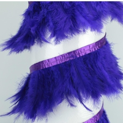Fitas com penas roxas e fita metálica roxa enroladas num suporte branco