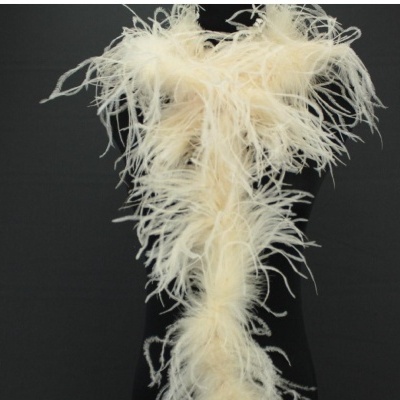 Estola longa de penas creme em manequim preta