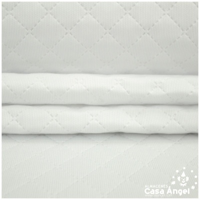 tecido branco acolchoado com padrão losangos e logotipo ALMACENES Casa Angel