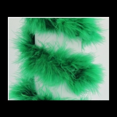 Produto verde de penas sobre fundo branco