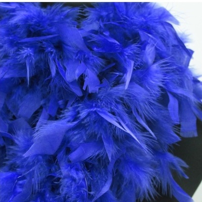 Penas azuis densas e macias em close-up