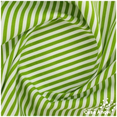 Tecido branco com riscas diagonais verdes enrolado