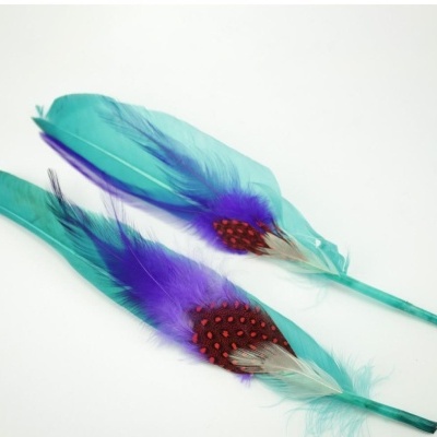 Duas penas decorativas azuis e roxas com manchas vermelhas sobre fundo branco