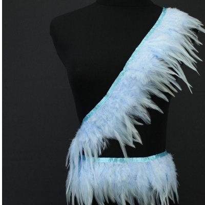 Faixa e cinto azuis com penas em manequim preto