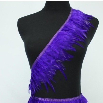 Fitas de penas roxas em manequim preto com fundo branco