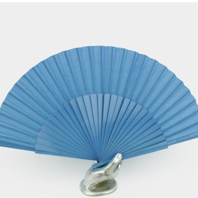Leque azul de tecido e madeira com base metálica em forma de mão