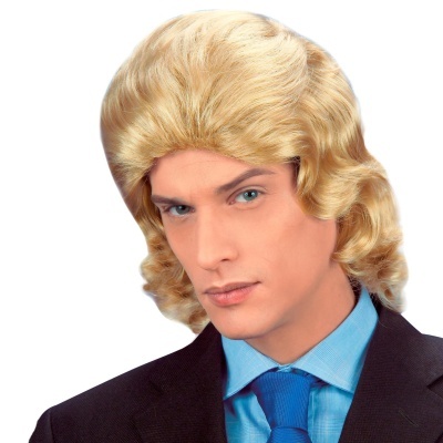 Homem com peruca loira ondulada, camisa azul, gravata azul e blazer preto