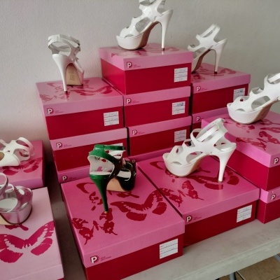 Sapatos de salto alto femininos variados em caixas cor-de-rosa