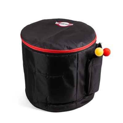 Bolsa preta redonda com fecho vermelho e bolas coloridas ao lado