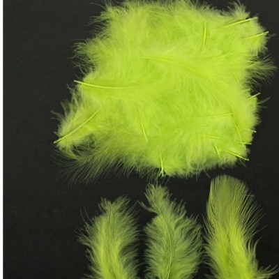 Penas amarelo fluorescente sobre fundo preto