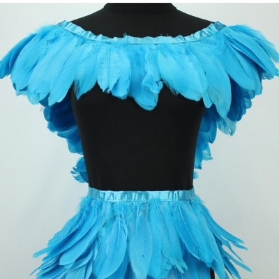 Vestido azul com penas sobre manequim preto