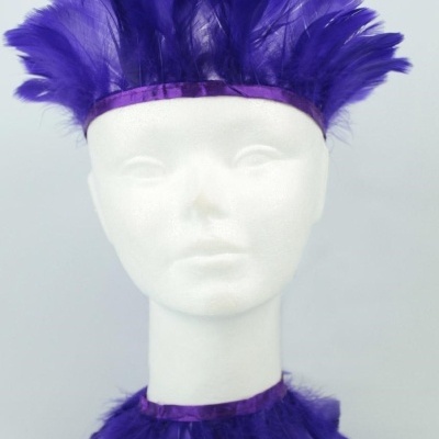 Conjunto de acessórios em penas roxas com faixa de cabeça e colar em manequim branco