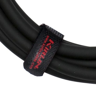 Cabo preto enrolado com fita de velcro preta e texto vermelho KRAMER