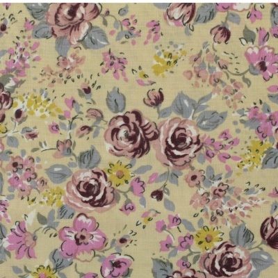 Tecido floral bege com flores rosas, lilás, amarelas e folhas cinza
