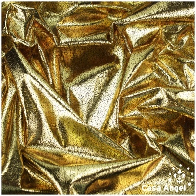Tecido dourado metálico enrugado com textura brilhante