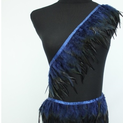 Vestido preto com penas azuis e pretas em manequim