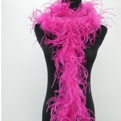 Lenço de penas cor-de-rosa num manequim preto