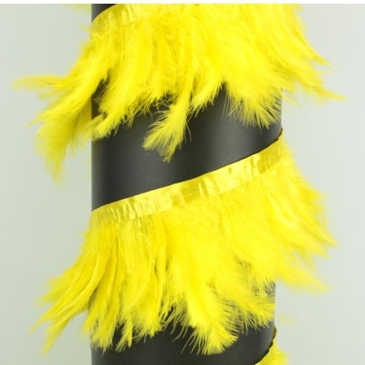 Fita de pena amarela enrolada em cilindro preto