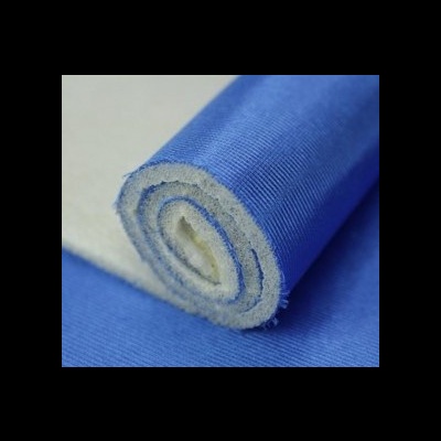 Rolo de tecido azul e branco sobre fundo azul