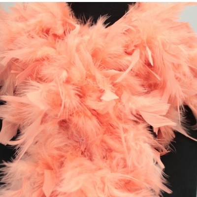 Adereço de penas cor de salmão penduradas