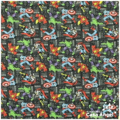 Tecido estampado com personagens Marvel em fundo preto