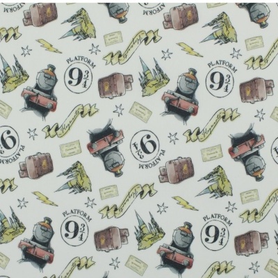 Papel de embrulho branco com padrões coloridos e textos Platform 9 3/4 e Station 6