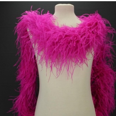 Pena rosa fúcsia em manequim branco com fundo preto.