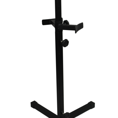 Suporte metálico preto com base em cruz e apoios ajustáveis.