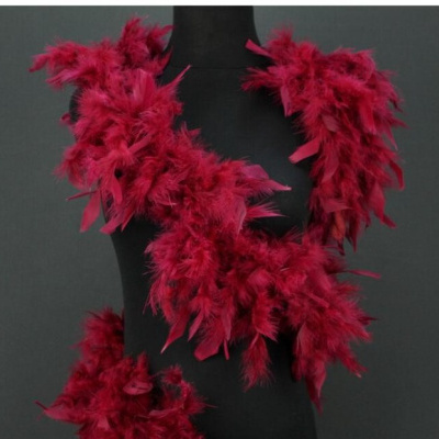 Acessório em plumas vermelhas num manequim preto