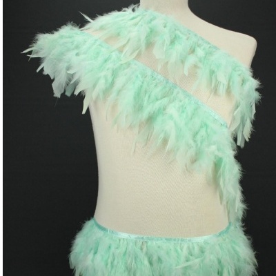 Faixa e cinto de penas verdes claras em manequim