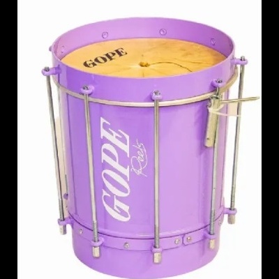 Tambor de pandeiro roxo com armações metálicas e superfície de madeira com texto GOPE