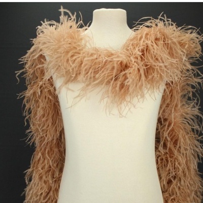 Lenço de penas bege claro num manequim branco