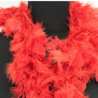 Lenço boa de penas vermelhas sobre manequim preto