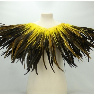 Gola decorativa de penas amarelas e castanhas num manequim