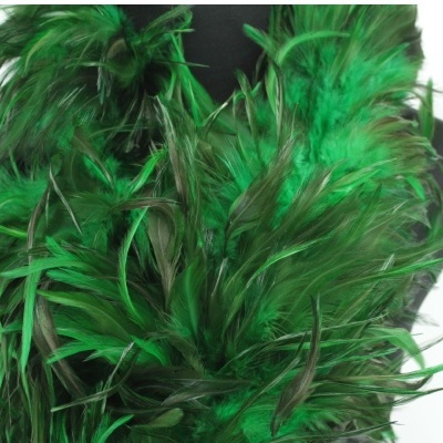 Gola de penas verdes variadas em tonalidades e texturas