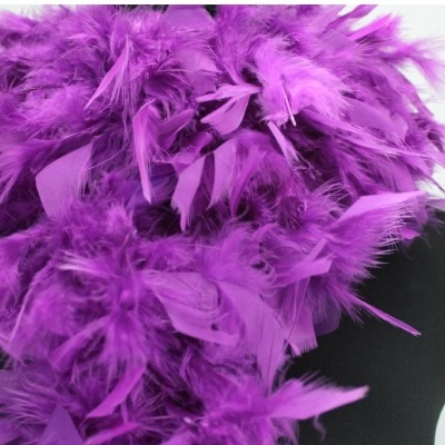 Echarpe de penas roxa vibrante ao redor de manequim preto