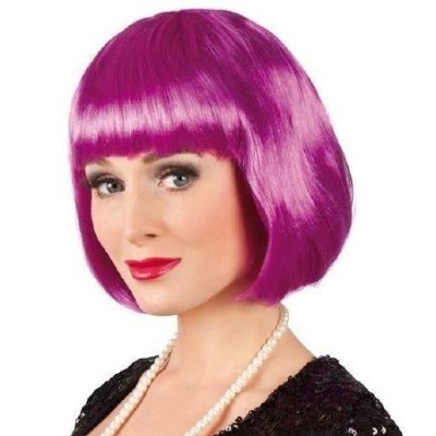 Mulher com peruca cor de magenta estilo bob e franja