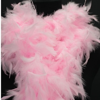 Plumas rosa fofas sobre fundo preto