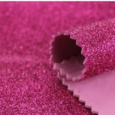 Tecido rosa brilhante com glitter em rolo com corte em ziguezague