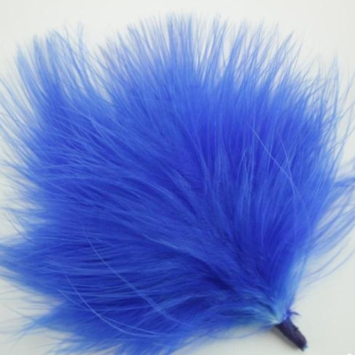 Pluma azul vibrante com textura macia sobre fundo branco