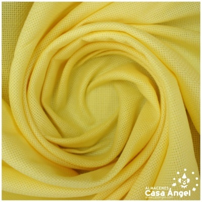 Tecido amarelo claro com textura de malha fina enrolado