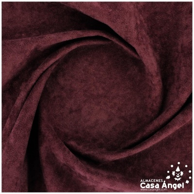 tecido veludo vermelho escuro enrolado com logotipo Casa Angel