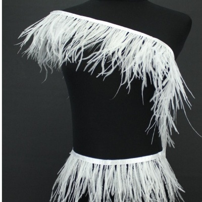 Conjunto de franjas brancas em manequim preto