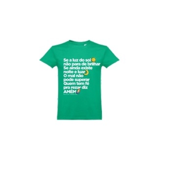 T-shirt verde com texto inspirador e ícones de sol, lua e mãos a rezar