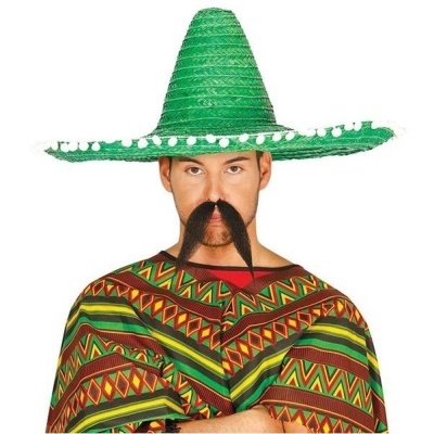 Homem com chapéu verde tipo sombrero e capa colorida com padrão geométrico