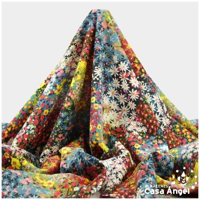 Tecido floral colorido com estampado variado e logo Almacenes Casa Angel