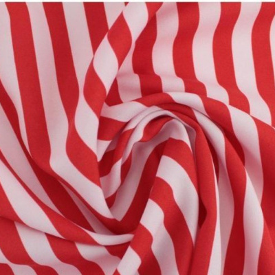 Tecido riscado vermelho e branco em dobras circulares