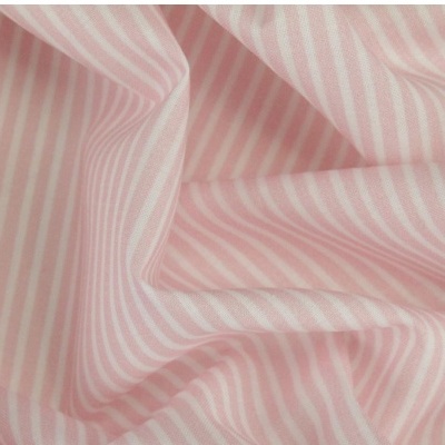 Tecido às riscas rosa claro e branco com dobras