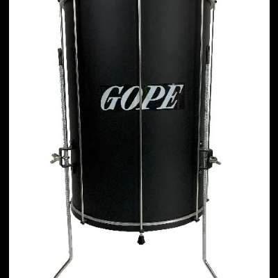 Tambor surdo preto com estrutura metálica cromada e a palavra GOPE.
